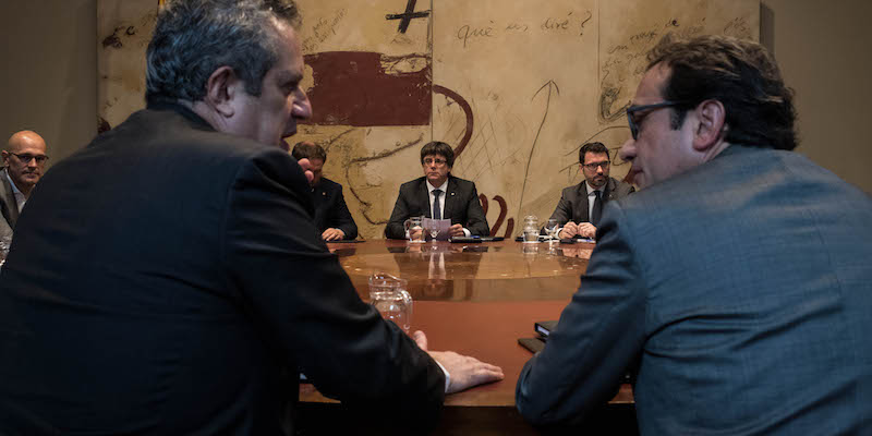Il presidente catalano Carles Puigdemont, al centro, e alcuni membri del suo governo, a Barcellona il 2 ottobre (David Ramos/Getty Images)