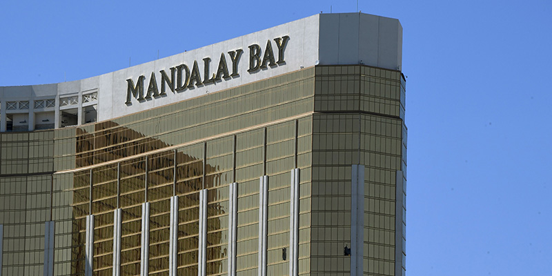 La facciata dell'hotel Mandalay Bay con le finestre rotte da Stephen Paddock per sparare sulla folla - Las Vegas, Nevada (MARK RALSTON/AFP/Getty Images)