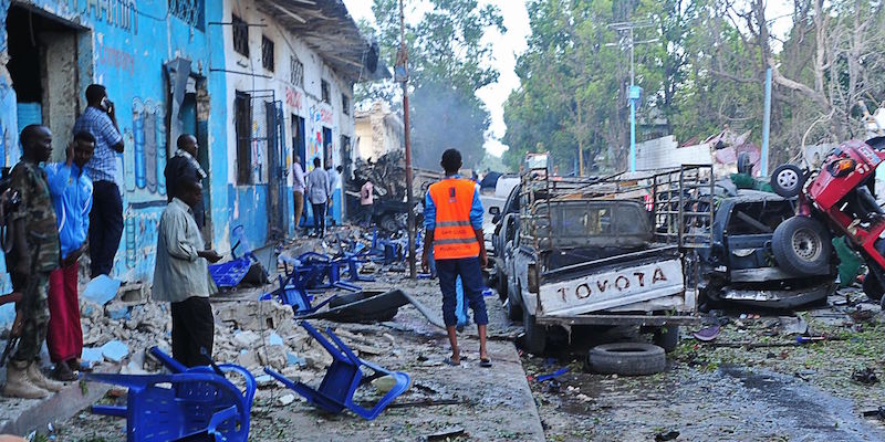 Persone per strada sul luogo dell'esplosione a Mogadiscio
(MOHAMED ABDIWAHAB/AFP/Getty Images)