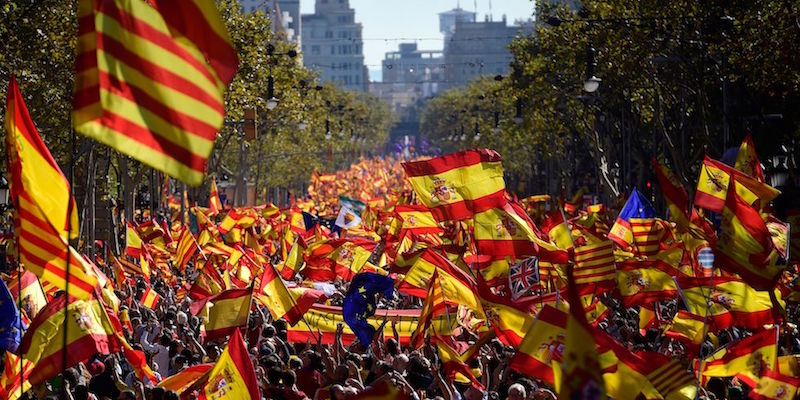 Manifestanti contrari all'indipendenza spagnola per le strade di Barcellona
(PIERRE-PHILIPPE MARCOU/AFP/Getty Images)