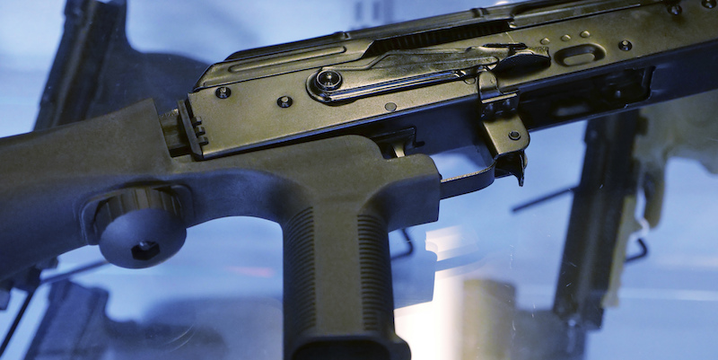 Un dispositivo "bump stock" montato su un fucile semi-automatico in un negozio di South Jordan, Utah (AP Photo/Rick Bowmer)