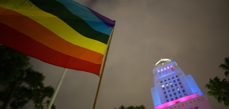 Una bandiera arcobaleno davanti al municipio di Los Angeles. (David McNew/Getty Images)