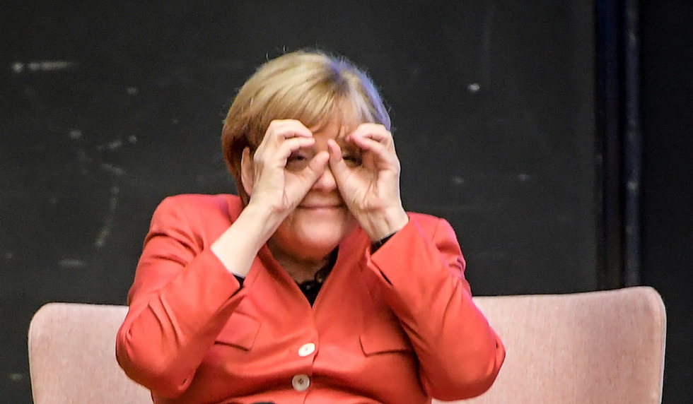 La cancelliera tedesca Angela Merkel (63) prima di una conferenza al Tallinn Digital Summit, in Estonia, 29 settembre 2017
(ILMARS ZNOTINS/AFP/Getty Images)