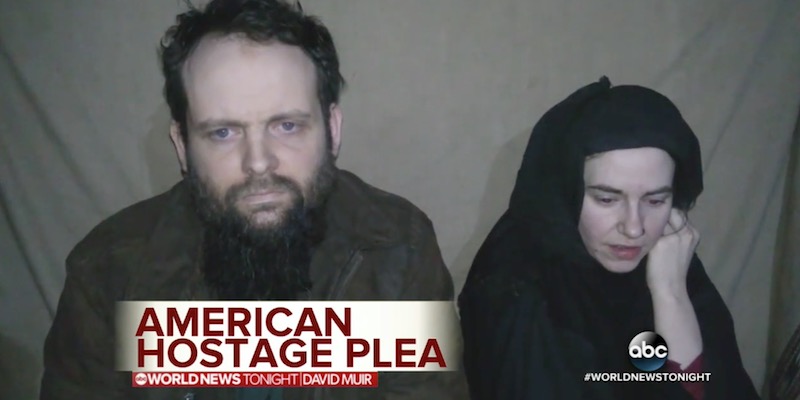 Un fermo immagine di un video di Caitlan Coleman e Joshua Boyle mentre erano ancora ostaggi (ABC)