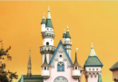 Le foto del cielo arancione sopra Disneyland in California