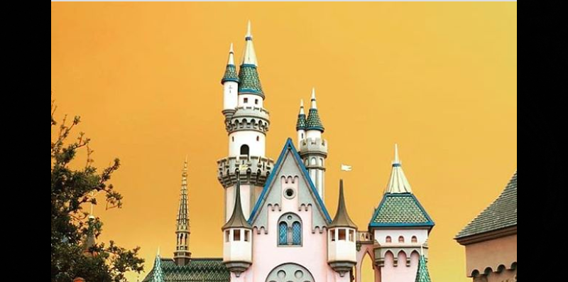 Il cielo arancione dietro a una delle attrazioni del parco divertimenti Disneyland, in California