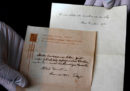 Due note scritte nel 1922 da Albert Einstein sono state vendute per 1,5 milioni di euro
