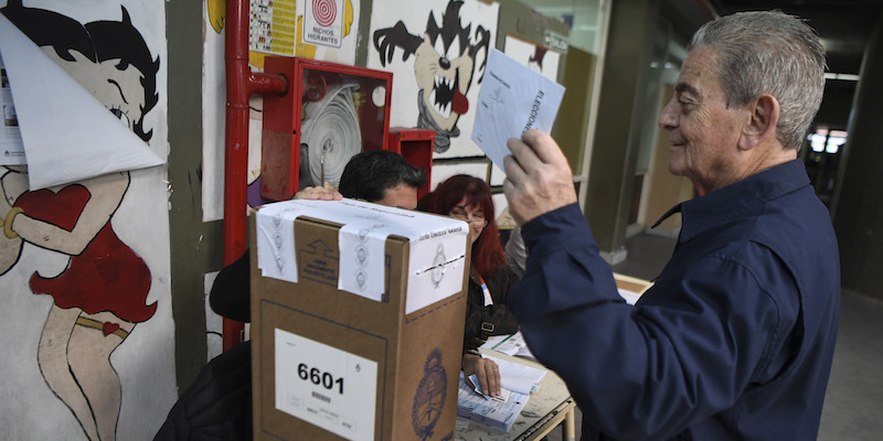 Un cittadino argentino vota a Buenos Aires, il 22 ottobre 2017 (EITAN ABRAMOVICH/AFP/Getty Images)