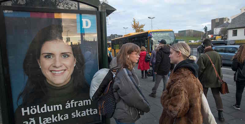 Un poster elettorale a Reykjavik
(HALLDOR KOLBEINS/AFP/Getty Images)