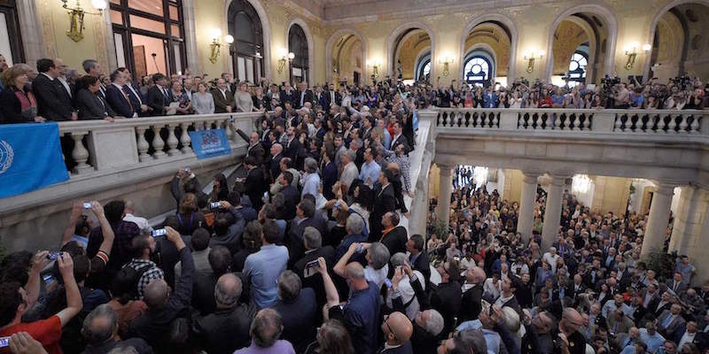 Decine di sindaci catalani indipendentisti sulle scale del Parlamento catalano dopo l'approvazione della dichiarazione d'indipendenza (LLUIS GENE/AFP/Getty Images)