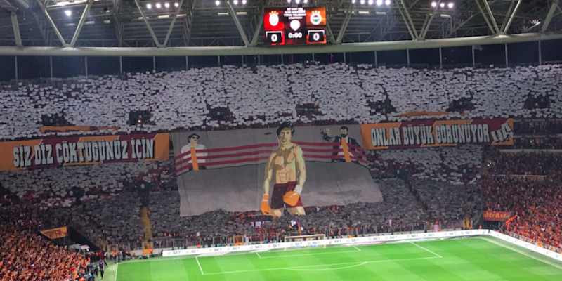 La coreografia del Galatasaray per il derby contro il Fenerbahce