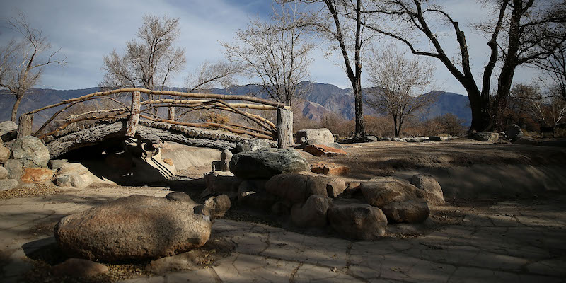 Il giardino giapponese del Manzanar National Historic Site, un ex campo di concentramento per giapponesi vicino a Independence, in California, il 9 dicembre 2015 (Justin Sullivan/Getty Images)