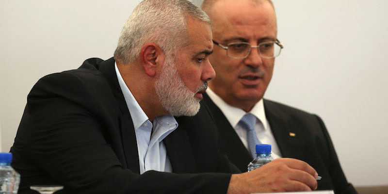 Il leader di Hamas Ismail Haniya e il primo ministro palestinese Rami Hamdallah a Gaza, il 3 ottobre 2017 (MOHAMMED ABED/AFP/Getty Images)