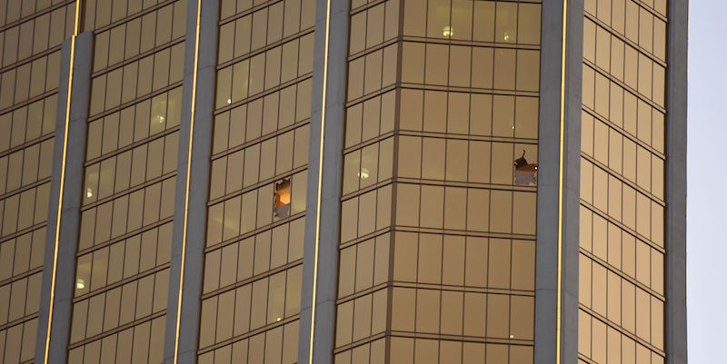 Le due finestre rotte del Mandalay Hotel da dove domenica sera ha sparato Stephen Paddock (ROBYN BECK/AFP/Getty Images)