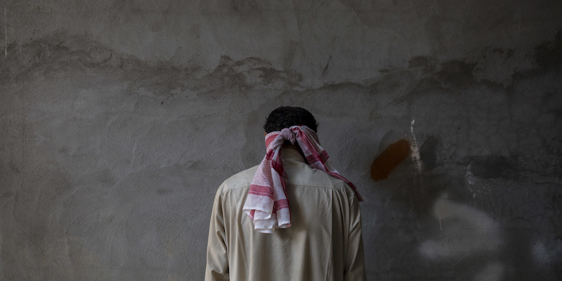 Un uomo sospettato di essere un combattente dell'ISIS in un centro di detenzione curdo a Dibis (AP Photo/Bram Janssen)