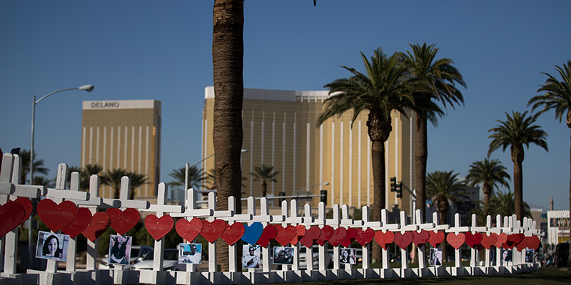 Croci e cuori ricordano le persone uccise nell’attacco di Las Vegas, Nevada, di domenica scorsa, sullo sfondo il Mandalay Bay (Drew Angerer/Getty Images)
