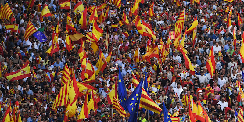 Bandiere della Spagna, della Catalogna e dell'Unione Europea alla manifestazione per l'unità della Spagna dell'8 ottobre 2017 a Barcellona (Jeff J Mitchell/Getty Images)