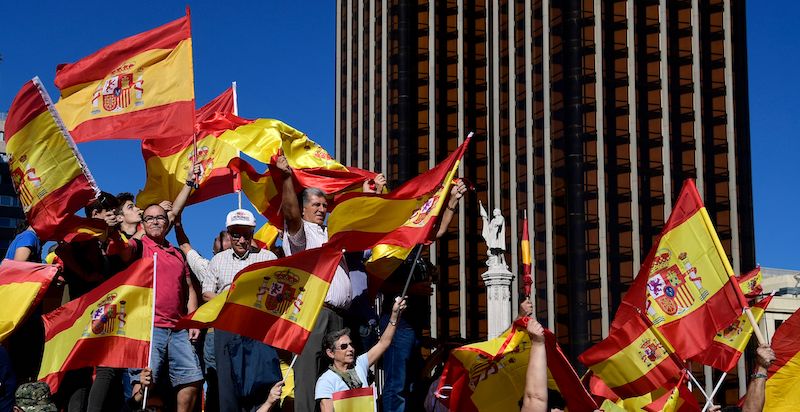 Bandiere spagnole sventolate durante la manifestazione contro l'indipendenza catalana avvenuta a Madrid il 7 ottobre 2017 (JAVIER SORIANO/AFP/Getty Images)