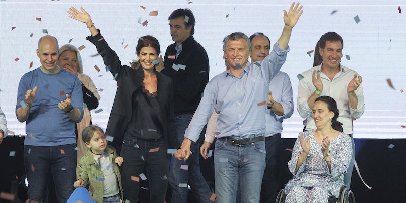 Il presidente argentino Mauricio Macri festeggia il risultato elettorale insieme alla moglie Juliana Awada, alla figlia Antonia, alla vicepresidente Gabriela Michetti (a destra) e al sindaco di Buenos Aires Horacio Rodriguez Larreta, il 23 ottobre 2017 (CLAUDIO PERIN/AFP/Getty Images)