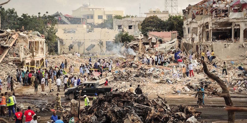 Una visione generale di quello che resta dopo l'esplosione dell'autobomba avvenuta ieri nel centro di Mogadiscio
(MOHAMED ABDIWAHAB/AFP/Getty Images)