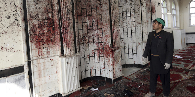 Il muro della moschea di Kabul dove è avvenuto l'attentato del 20 ottobre 2017 sporco di sangue (AP Photo/Rahmat Gul)