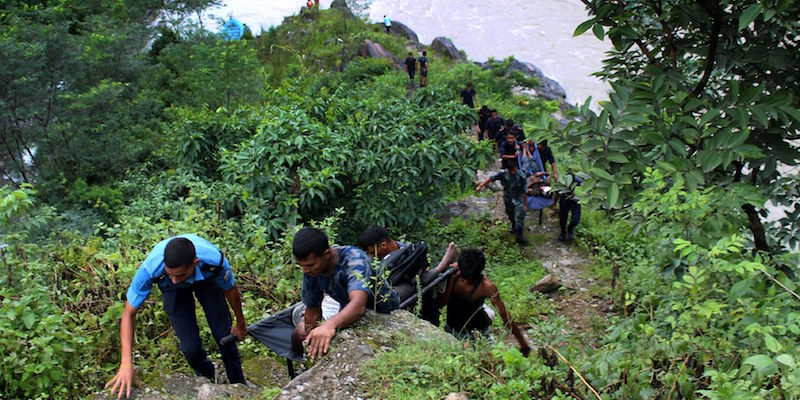 Persone che risalgono dalle rive del fiume Trishuli, in Nepal, ad agosto dell'anno scorso, dove si era già verificato un incidente simile a quello di oggi
(SHIVA PURI/AFP/Getty Images)