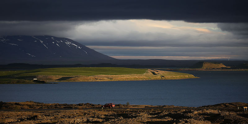 Un paesaggio islandese sulle rive del lago Myvatn, fotografato il primo giugno 2017 (Joe Raedle/Getty Images)