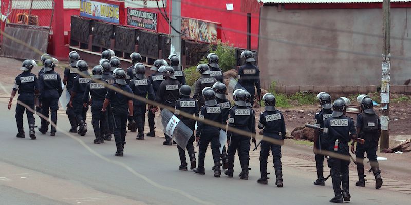 Poliziotti in tenuta antisommossa in una strada di Buea, nel Camerun anglofono, il primo ottobre 2017 (STR/AFP/Getty Images)