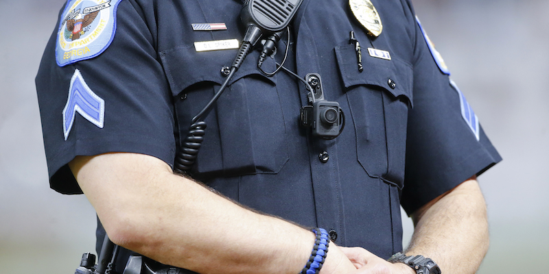 Una videocamera sulla divisa di un poliziotto di Atlanta, negli Stati Uniti, il 24 maggio 2017 (AP Photo/John Bazemore)