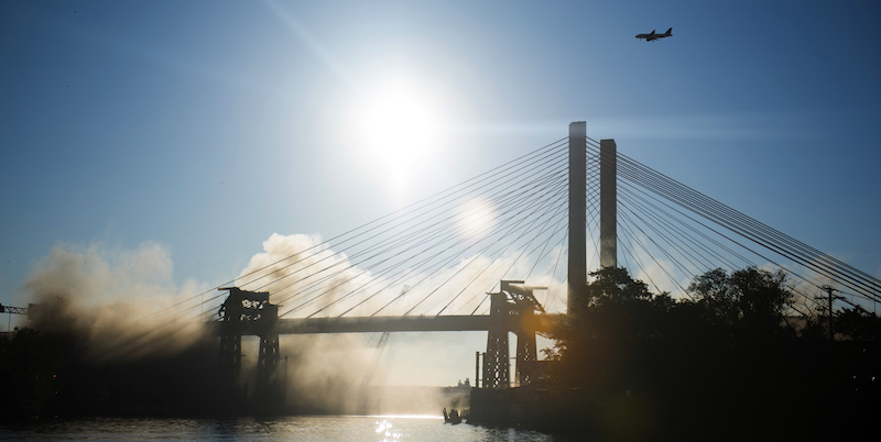 La demolizione del Kosciuszko bridge, il primo ottobre a New York
(AP Photo/Michael Noble Jr.)