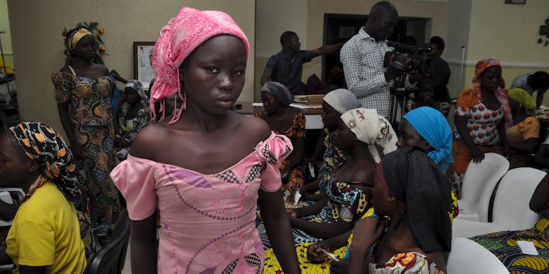 Alcune delle ragazze della scuola di Chibok liberate lo scorso maggio, ad Abuja, il 7 maggio 2017 (STRINGER/AFP/Getty Images)