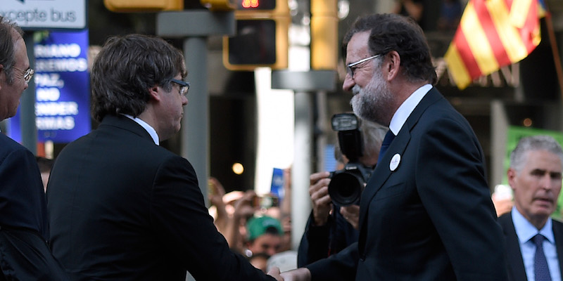 Il primo ministro spagnolo Mariano Rajoy, a destra, e il presidente catalano Carles Puigdemont, a Barcellona (LLUIS GENE/AFP/Getty Images)