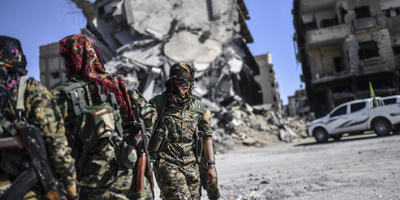 Soldatesse delle SDF a Raqqa (BULENT KILIC/AFP/Getty Images)