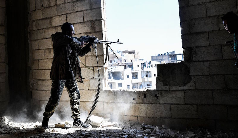 Un miliziano dell'SDF a Raqqa
(BULENT KILIC/AFP/Getty Images)