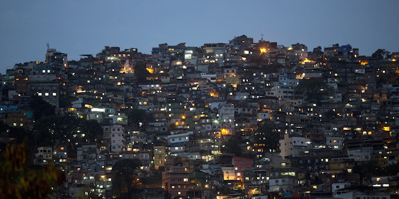 Le luci nella favela di Rocinha 
(AP Photo/Silvia Izquierdo)
