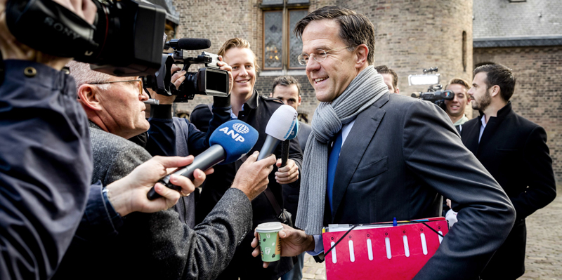 Mark Rutte parla coi giornalisti prima di un incontro coi rappresentanti dei partiti che dovrebbero sostenere il nuovo governo. (STR/AFP/Getty Images)
