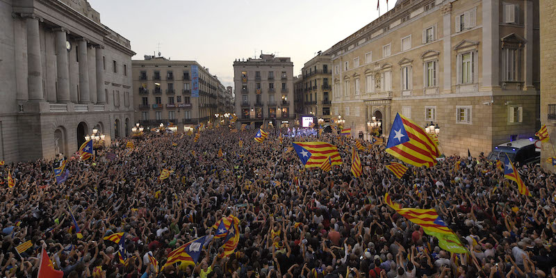 Manifestazione indipendentista a Barcellona dopo l'approvazione della dichiarazione d'indipendenza (LLUIS GENE/AFP/Getty Images)