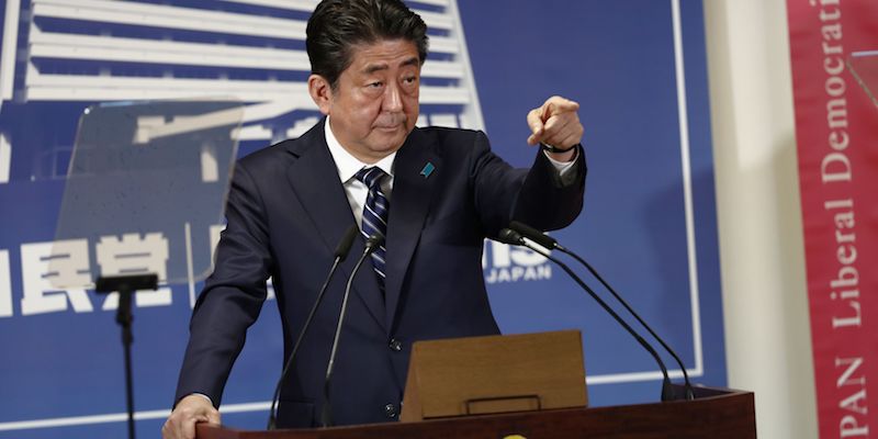 Il primo ministro del Giappone Shinzo Abe, il 23 ottobre 2017, nel quartier generale del suo partito a Tokyo (BEHROUZ MEHRI/AFP/Getty Images)