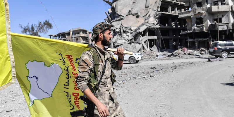 Un combattente delle Forze Democratiche Siriane (SDF) a Raqqa (BULENT KILIC/AFP/Getty Images)