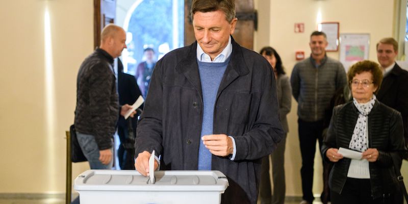 Il presidente della Slovenia Borut Pahor vota in un seggio di Sempeter pri Gorici, il 22 ottobre 2017 (JURE MAKOVEC/AFP/Getty Images)