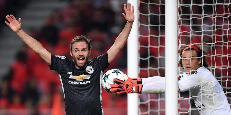 Il portiere del Benfica Mile Svilar tiene la palla fuori dalla porta per provare a convincere l'arbitro del fatto che non sia entrata, mentre Juan Mata del Manchester United esulta per il gol, il 18 ottobre a Lisbona
(Laurence Griffiths/Getty Images)