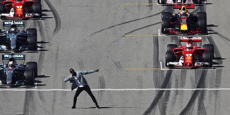 Il velocista Usain Bolt, nella sua tipica posa, davanti alle auto pronte per l'inizio della gara del Gran Premio di Formula 1 di Austin, il 22 ottobre
(EPA/LARRY W. SMITH/ANSA)