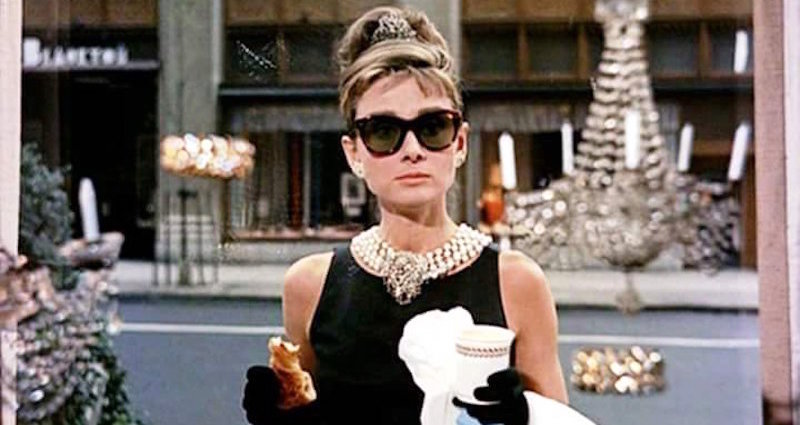 Una scena di A colazione da Tiffany (1961) con Audrey Hepburn