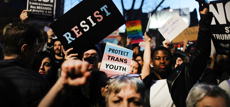 Una giudice federale statunitense ha bloccato il divieto per le persone transgender di servire nell’esercito