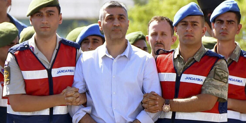 Uno degli ex militari turchi accusati di aver complottato contro Erdoğan condotto al tribunale di Muğla, il 4 ottobre 2017 (Cavit Akgun/DHA-Depo Photos via AP)