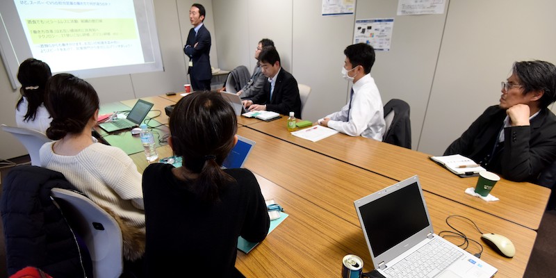 Una riunione negli uffici dell'azienda produttrice di liquori Suntory a Tokyo, il 24 febbraio 2017 (TORU YAMANAKA/AFP/Getty Images)