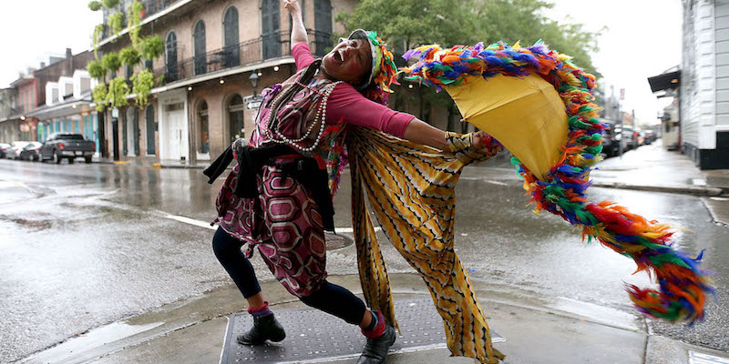 Una donna balla per la strada nel quartiere francese di New Orleans il 7 ottobre 2017 (Sean Gardner/Getty Images)