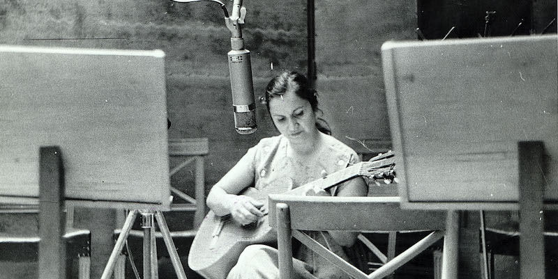 Violeta Parra in uno studio di registrazione
(El Mercurio/GDA via ZUMA Wire/ANSA)