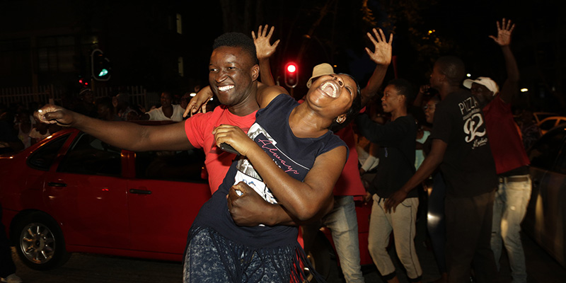 Le foto dei festeggiamenti per le dimissioni di Mugabe