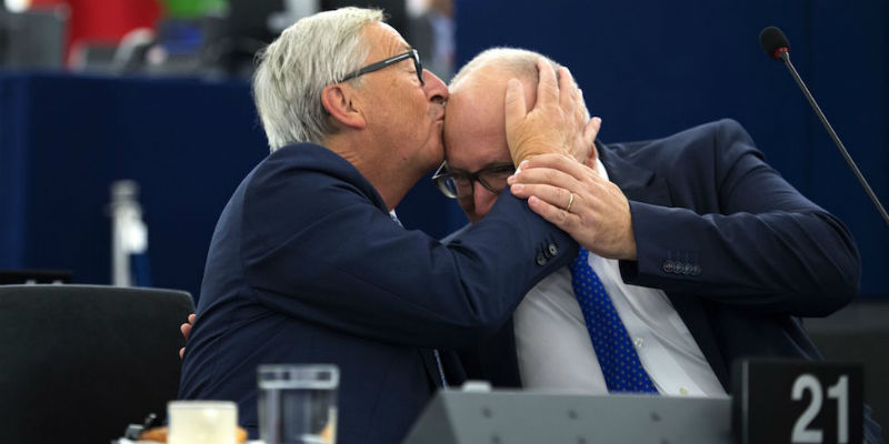 Il presidente della Commissione europea Jean-Claude Juncker (62) bacia il vice-presidente Frans Timmermans (56) prima del discorso sullo Stato dell'Unione, Strasburgo, 13 settembre 2017
(PATRICK HERTZOG/AFP/Getty Images)